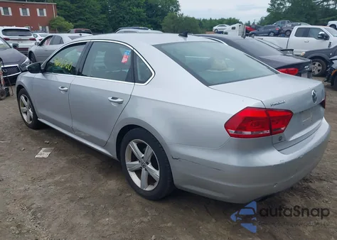 2012 Volkswagen Passat Se z USA, uszkodzony, nr VIN 1VWBP7A35CC041665
